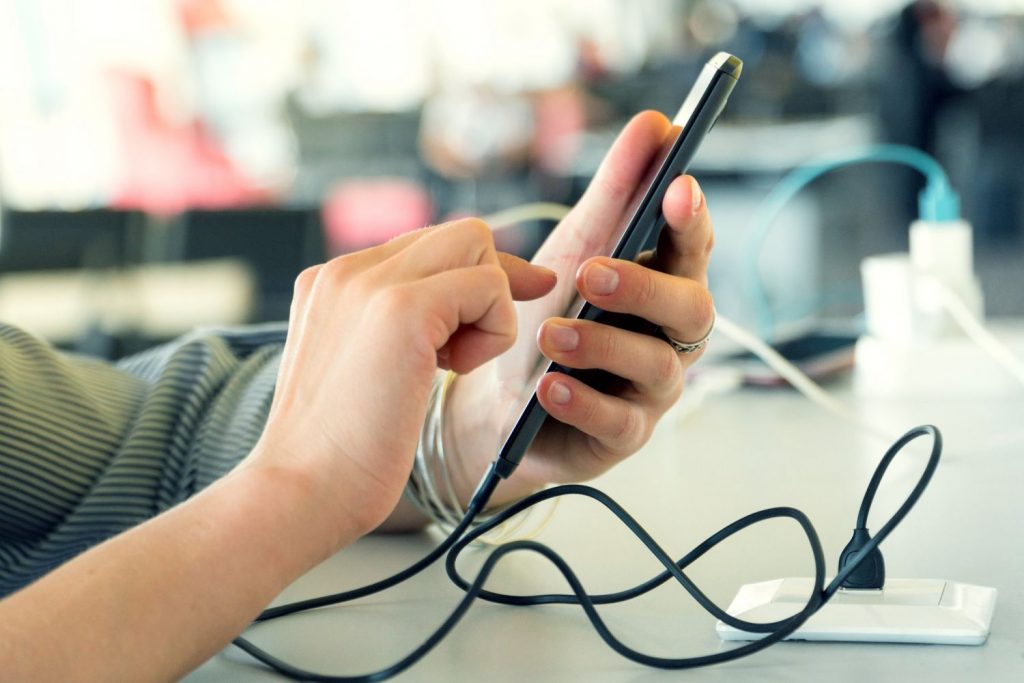 Estas usando el móvil mientras lo cargas