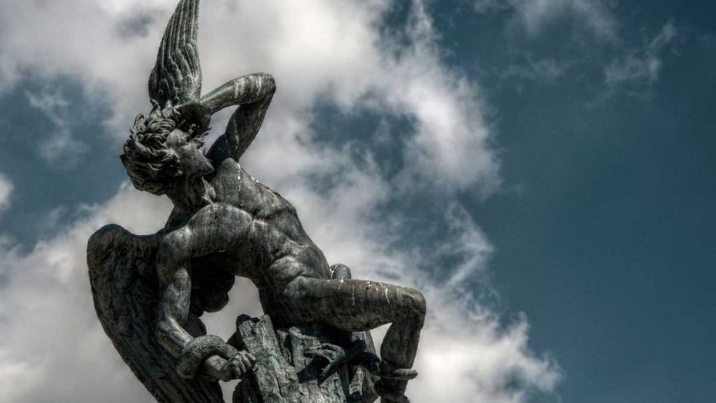 Estatua de El Ángel Caído lugares sorprendentes