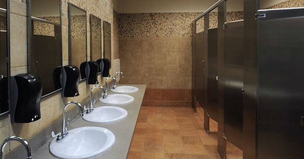 Este es el motivo por el que los baños públicos tienen puertas cortadas por abajo