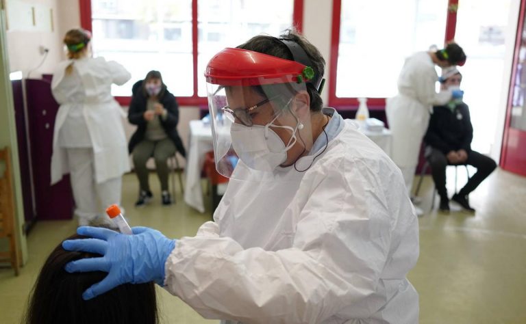 Los nuevos contagios en Euskadi suben a 369, pero la tasa baja de los 200 casos