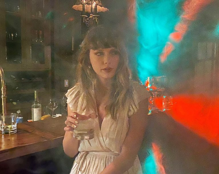 Taylor Swift presenta 'You all over me (From The Vault)' con Maren Morris