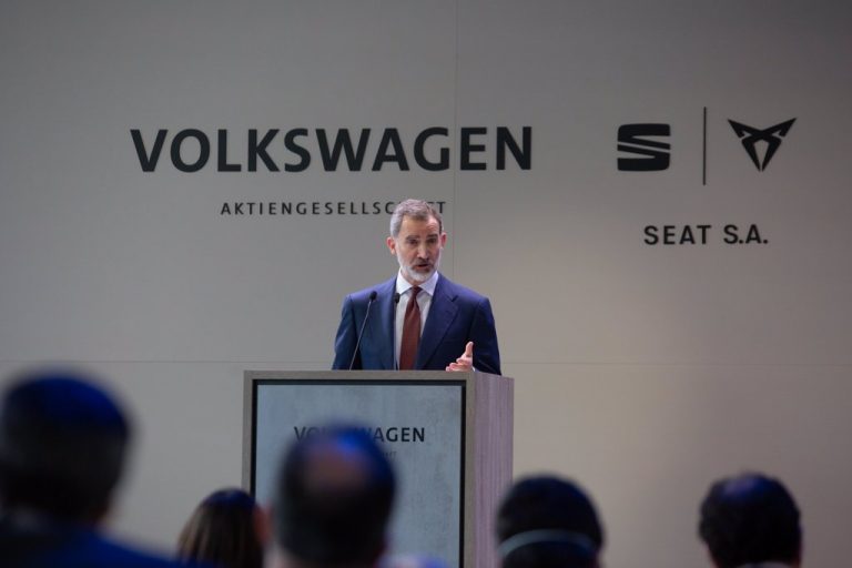 Felipe VI destaca que la planta de baterías es señal de compromiso con el sector