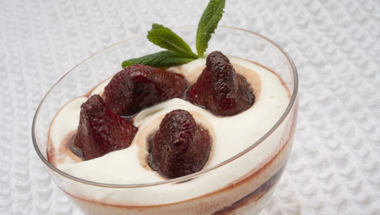 Fresas confitadas con nata: así puedes hacerlas en casa
