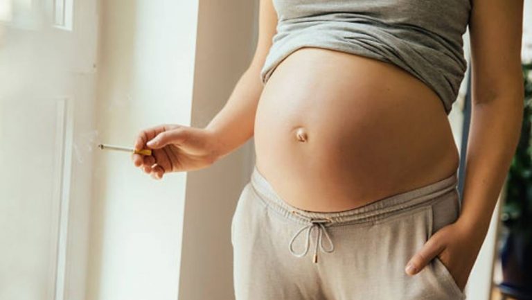 OMS: Fumar durante el embarazo aumenta el riesgo de muerte fetal y parto prematuro