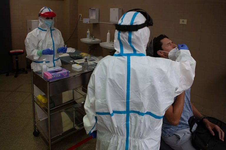 Los pacientes Covid hospitalizados descienden a 237 en Galicia