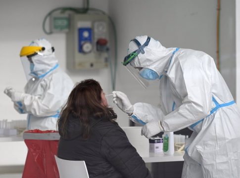 Cvirus.- Galicia baja en hospitalizados, pero las UCI registran 4 pacientes más y los casos activos caen