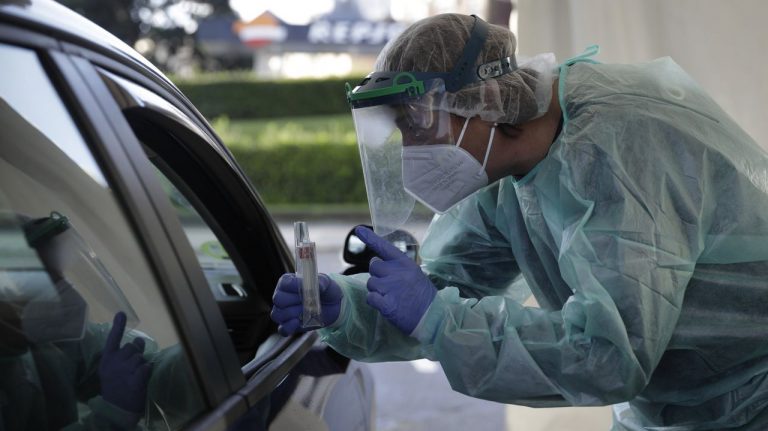 Hospitalizados y casos activos siguen a la baja en Galicia, pero repuntan los contagios