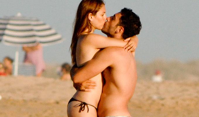 Grandes calentones de nuestras celebrities en la playa 02