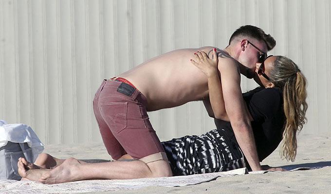 Grandes calentones de nuestras celebrities en la playa 03