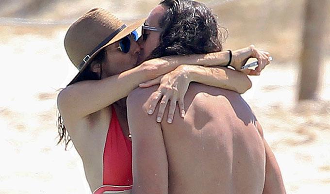 Grandes calentones de nuestras celebrities en la playa 05