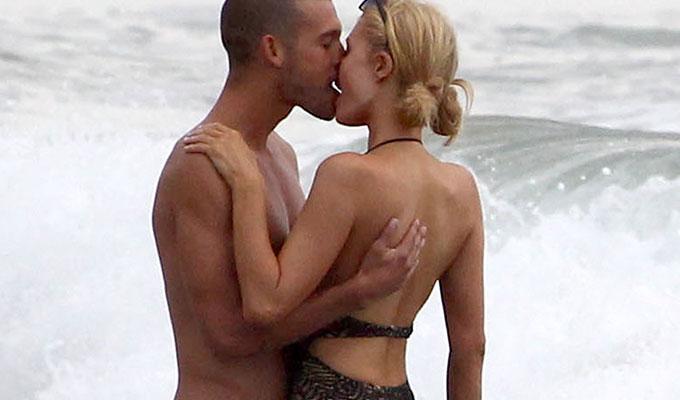 Grandes calentones de nuestras celebrities en la playa 07