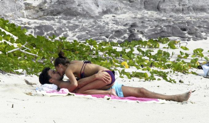 Grandes calentones de nuestras celebrities en la playa 08