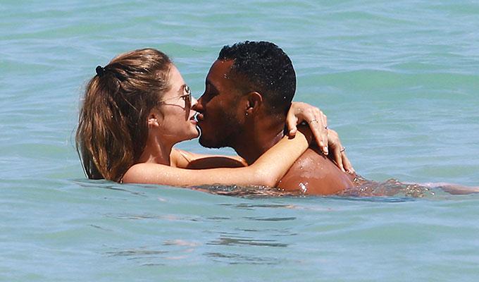 Grandes calentones de nuestras celebrities en la playa 09