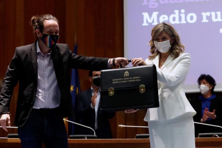 Iglesias traspasa su cartera entre elogios de Díaz y Belarra