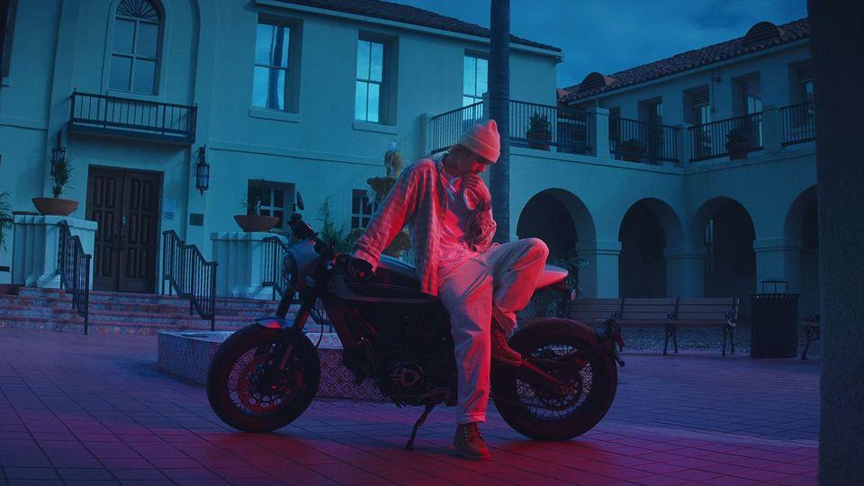 Justin Bieber Hold on 