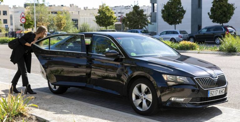 La CNMC valida que los vehículos VTC puedan realizar envíos de paquetería