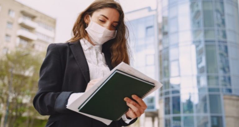 La licitación pública modera su caída al 15,4% con el inicio del año