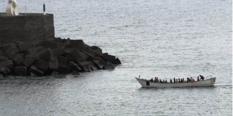 Marruecos rescata a 53 migrantes que se dirigían a las Islas Canarias