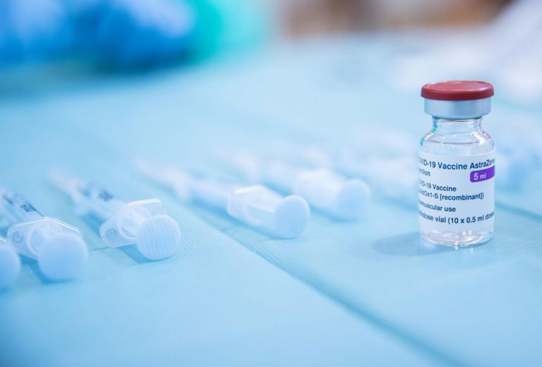 La vacuna de AstraZeneca muestra una eficacia del 80% en mayores de 65 años