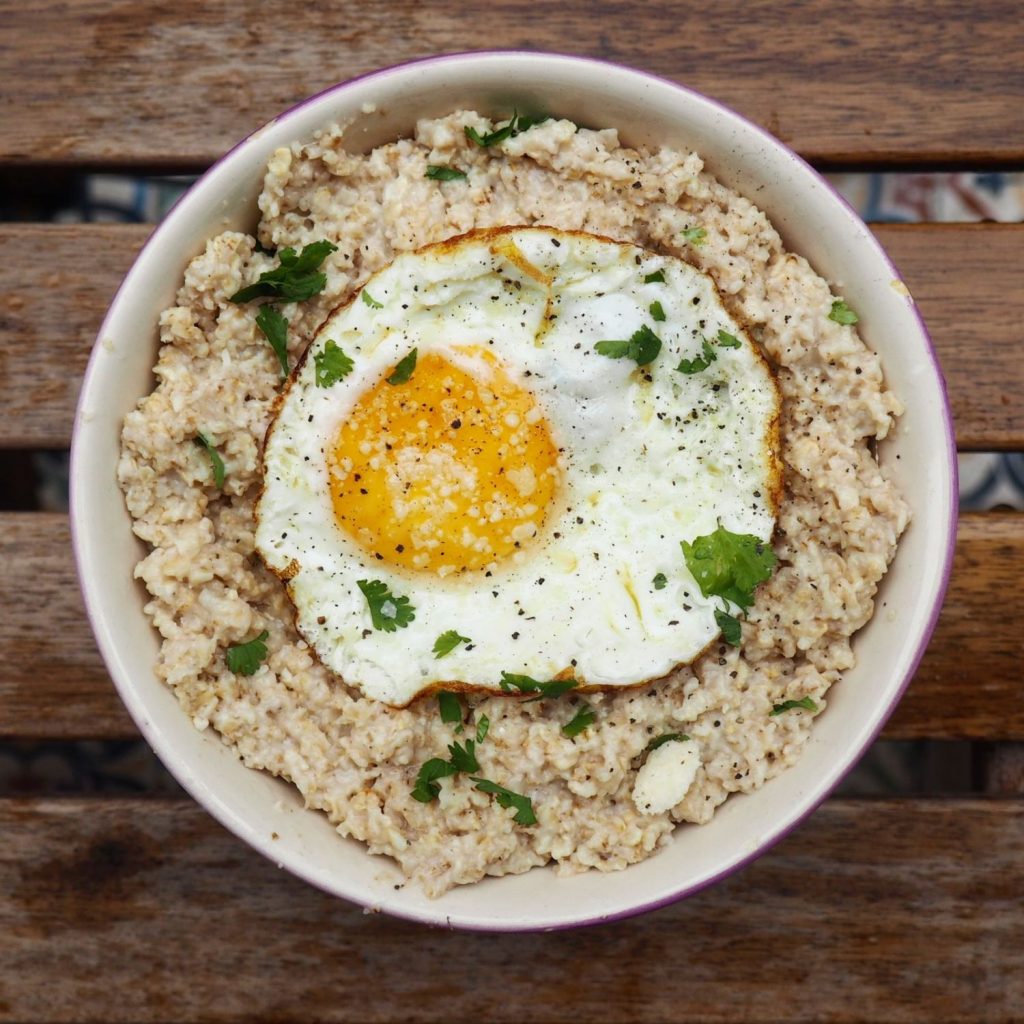 Los aportes que trae comer avena con huevos en medio de la dieta