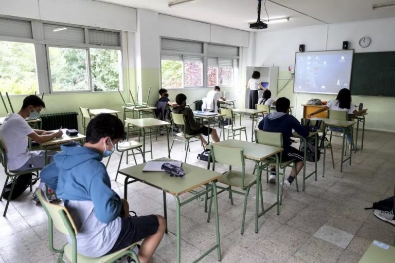 Padres de hermanos que no van a clase por temor al Covid, condenados a 11 meses de prisión