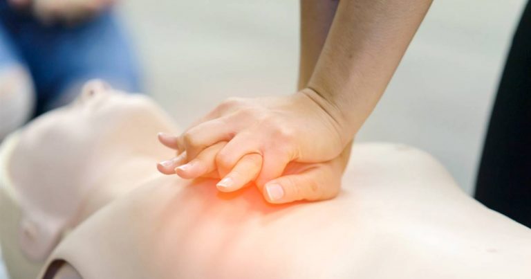 Cómo hacer un masaje cardíaco y aprender el RCP