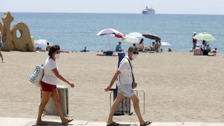 La mascarilla será obligatoria en playas y piscinas este verano