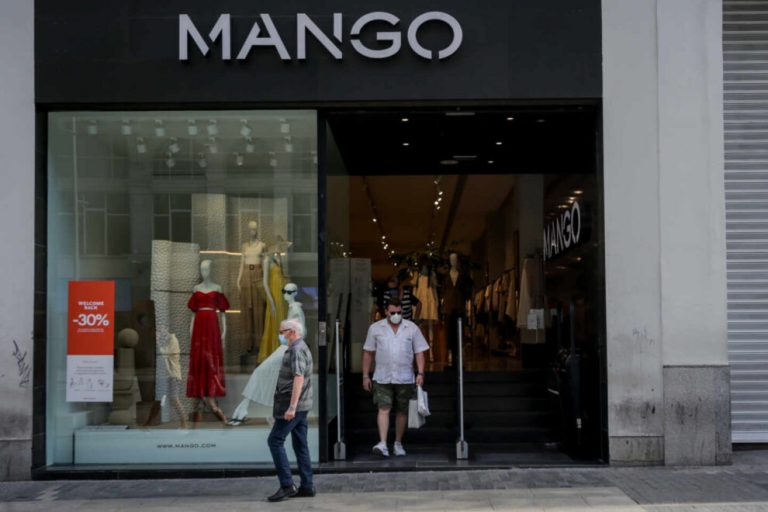 El vestido corto de Mango por 20 euros que resalta tu moreno