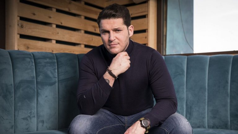 Manu Tenorio pide públicamente un homenaje televisivo a Álex Casademunt