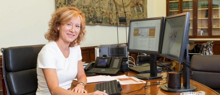 Delgado a la banca: Invertir en tecnología es necesario, pero insuficiente