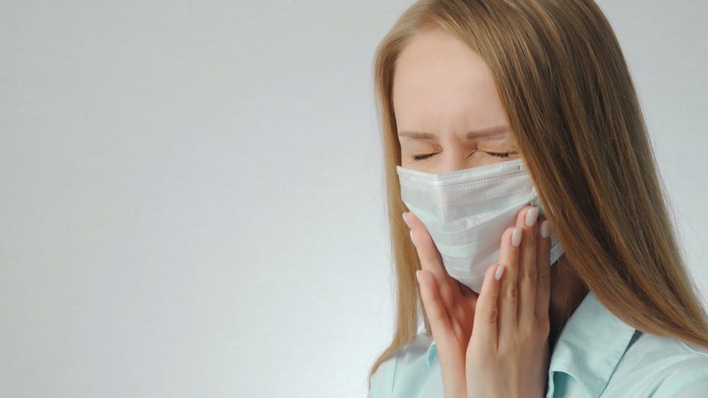 Mascarilla: los dolores que puede provocarte el usarla 46 Dolor de mandíbula por el uso de la mascarilla