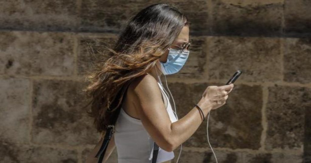 mujer con cubrebocas.