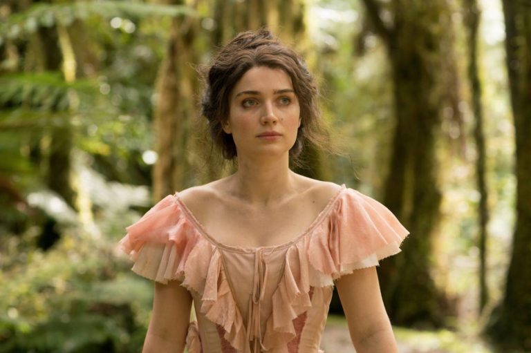 Todo lo que debes saber sobre Eve Hewson, la protagonista de Detrás de sus ojos (Netflix)