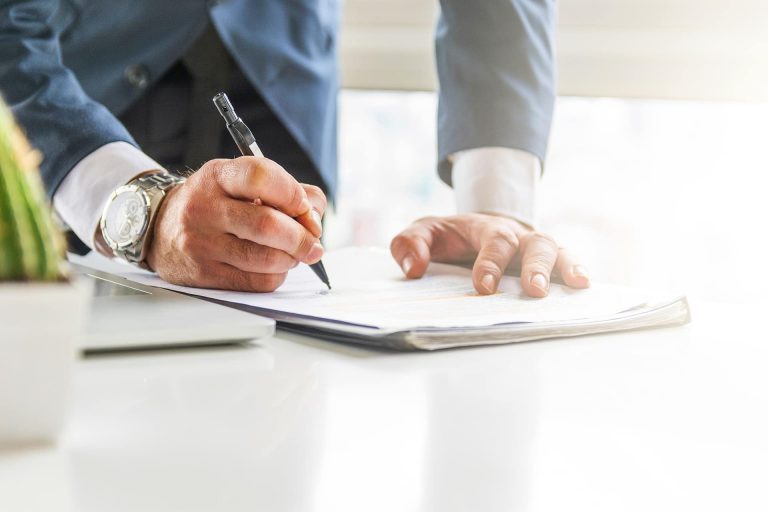 Cómo darle un poder a otra persona para que actúe en tu nombre