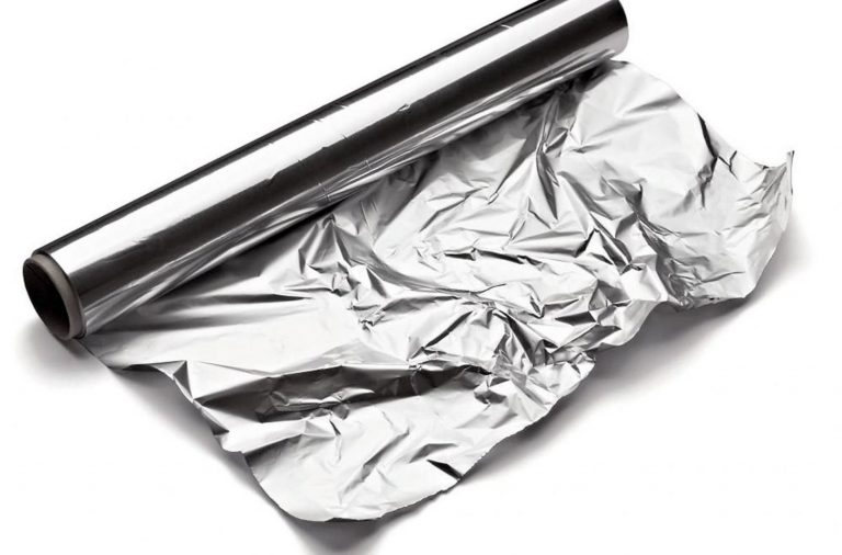Papel de aluminio: llevas toda la vida usándolo mal