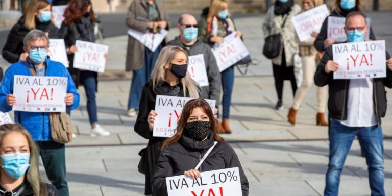 Las peluquerías y centros de estética vuelven a reclamar en las calles la recuperación del IVA reducido