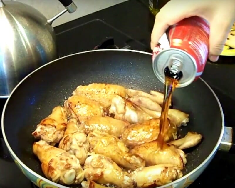 Pollo con Coca-Cola: la receta que combina una bebida con una carne 123 Usos culinarios de la Coca – Cola