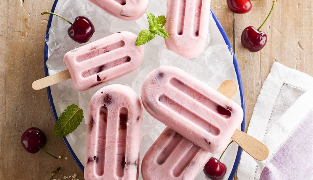 Ingredientes para polos de cereza cubiertos de chocolate y vainilla (6 polos)