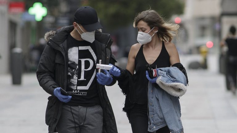 Por qué deberías llevar una mascarilla de tu talla cuando sales a la calle