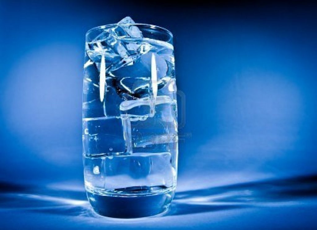 ¿Es bueno beber agua fría?