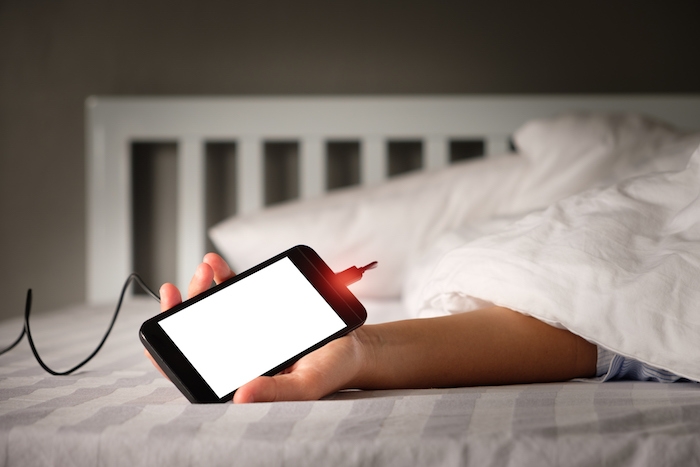 Por qué no deberías cargar tu móvil de noche