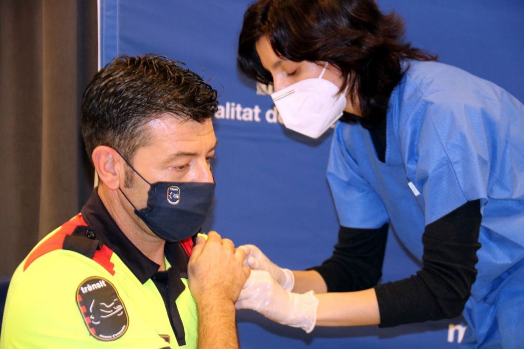 Profesionales esenciales menores de 55, estos son los que continuarán vacunándose contra la Covid