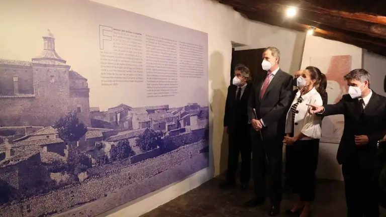 Los Reyes visitan Fuendetodos, donde conocen la casa natal de Goya