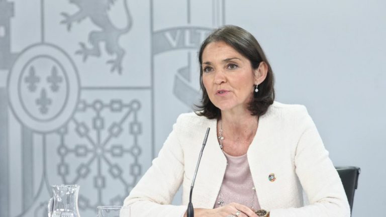 Reyes Maroto acusa a Ayuso de alentar que lleguen a Madrid turistas internacionales