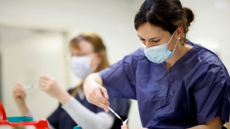 Exteriores y Sanidad buscan una solución para que el personal en el extranjero se vacune