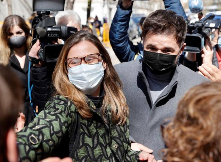 Llarena deja en libertad a Serret, pero la cita para el próximo 8-A para interrogarla