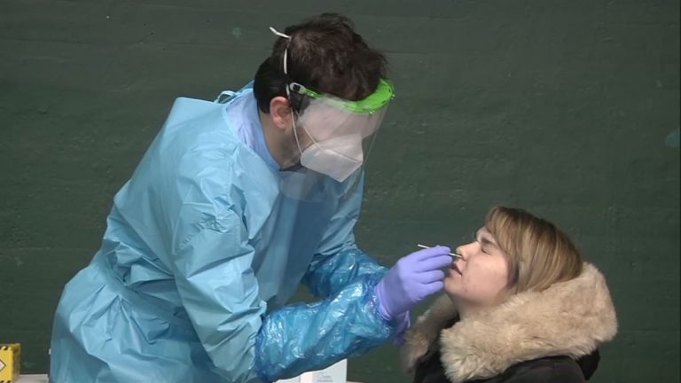 Suben los nuevos contagios en Euskadi a 366, descienden la tasa de positivos