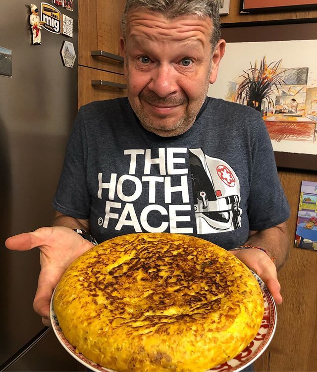 Pasos para elaborar una tortilla de patatas con la receta de Alberto Chicote 83 Tortilla de patatas jugosa según Chicote