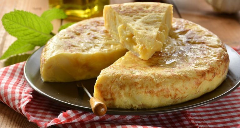 Pasos para elaborar una tortilla de patatas con la receta de Alberto Chicote