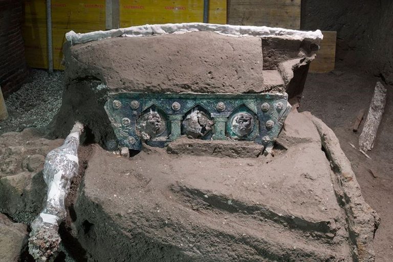 Un carro ceremonial casi intacto emerge entre las ruinas de Pompeya
